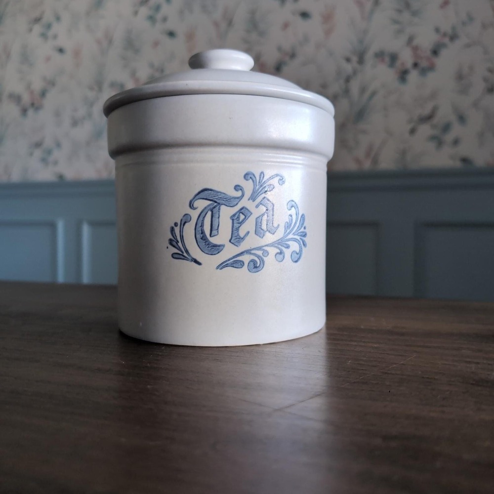 Pfaltzgraff Yorktowne Tea Canister 1 QT White Blue Stoneware 509 Vintage Lid USA